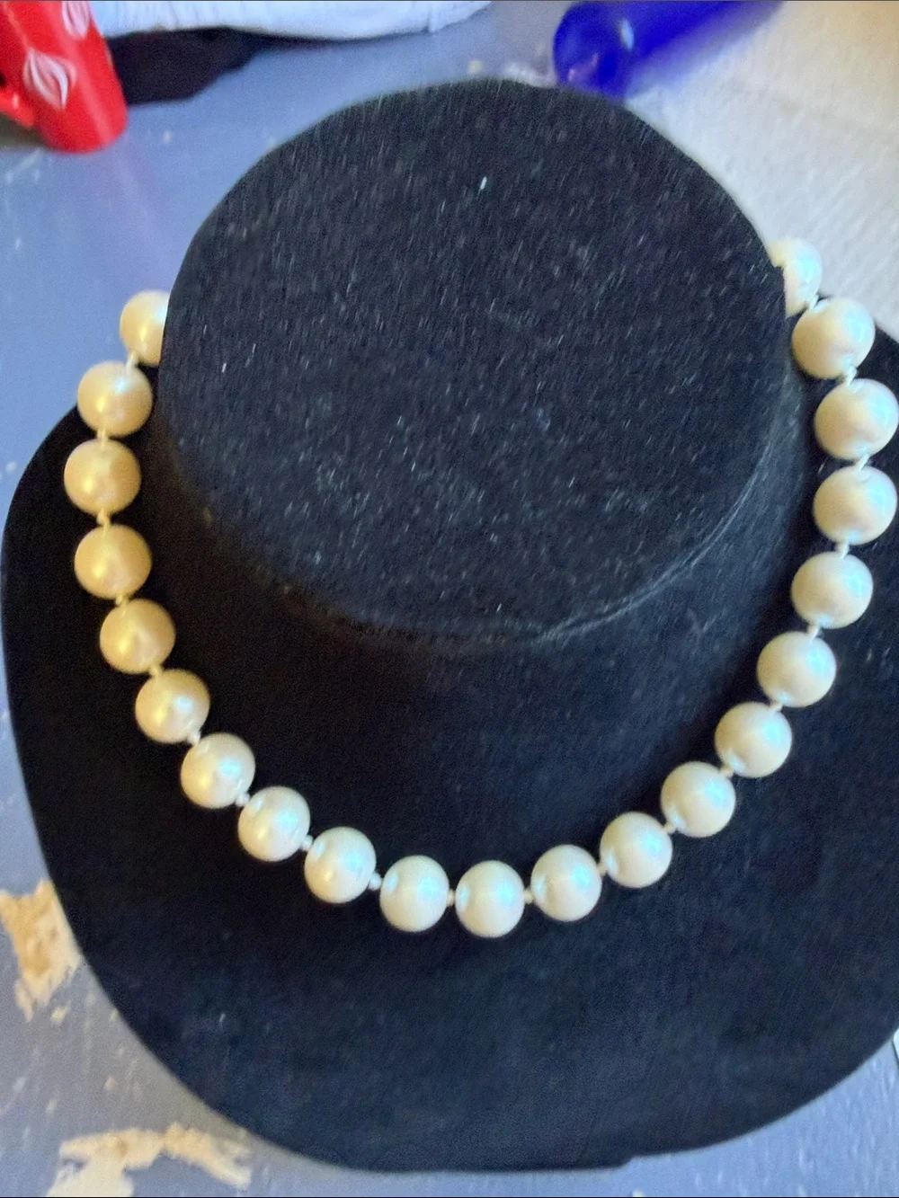 Chunky Faux Pearl Necklace with Magnetic Clasp - Picture 6 of 7